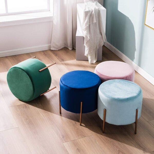Pouf "Velours Royal" à Pieds Dorés – Élégance Moderne et Assise d'Appoint Chic